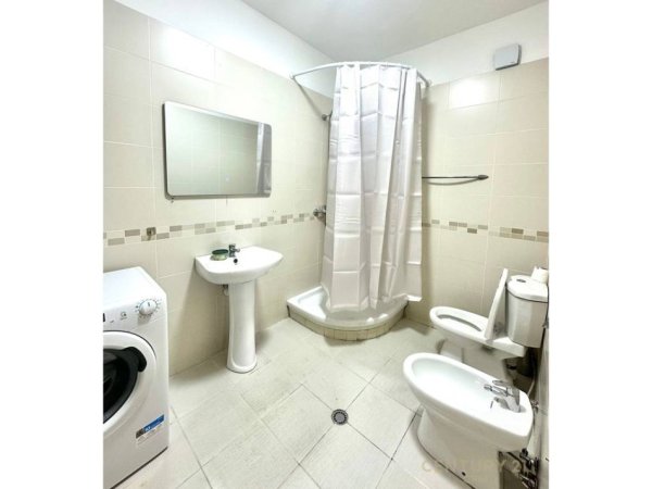 Tirane, jepet me qera ambjent biznesi Kati 6, 100 m² 700 € (Rruga e Dibres)