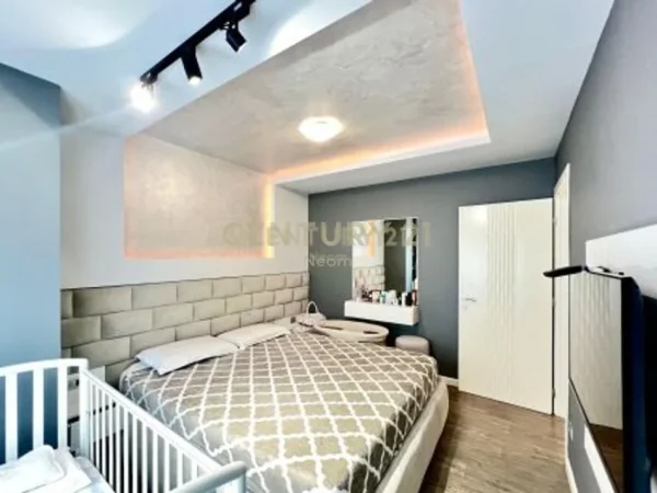 Tirane, jepet me qera apartament 2+1+Aneks+Ballkon Kati 4, 94 m² 1.100 € 