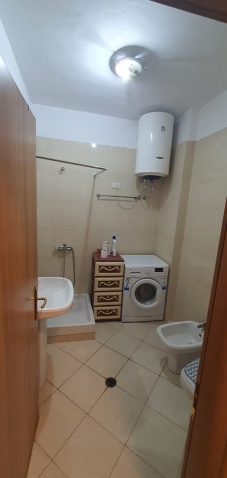 Tirane, jepet me qera apartament 1+1+Ballkon Kati 6, 65 m² 700 € (Komuna e Parisit)