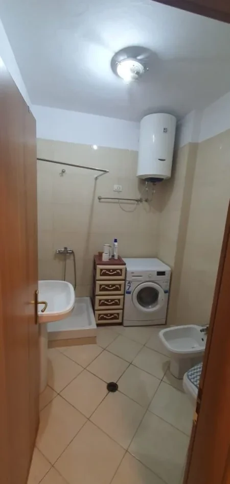 Tirane, jepet me qera apartament 1+1+Ballkon Kati 6, 65 m² 700 € (Komuna e Parisit)