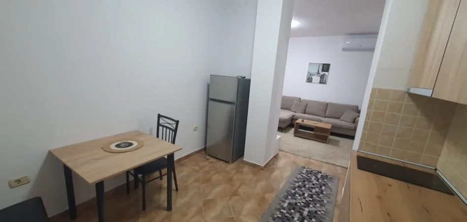 Tirane, jepet me qera apartament 1+1+Ballkon Kati 6, 65 m² 700 € (Komuna e Parisit)