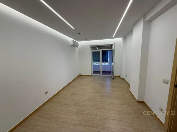 Tirane, jepet me qera ambjent biznesi Kati 2, 62 m² 750 € (Rruga e Kavajes)