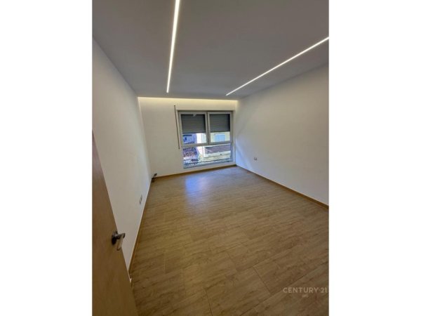 Tirane, jepet me qera ambjent biznesi Kati 2, 62 m² 750 € (Rruga e Kavajes)