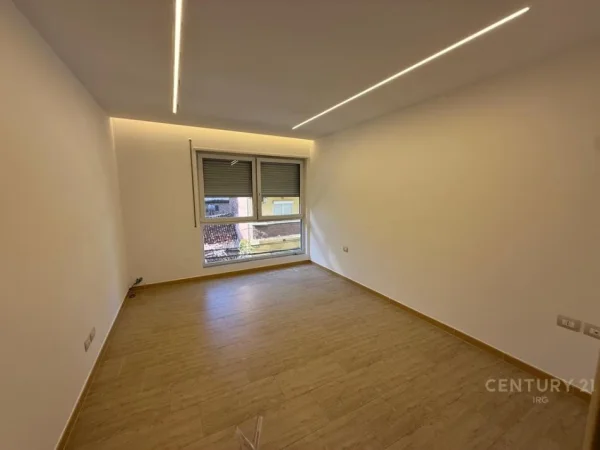 Tirane, jepet me qera ambjent biznesi Kati 2, 62 m² 750 € (Rruga e Kavajes)