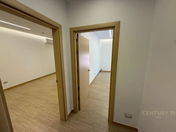 Tirane, jepet me qera ambjent biznesi Kati 2, 62 m² 750 € (Rruga e Kavajes)