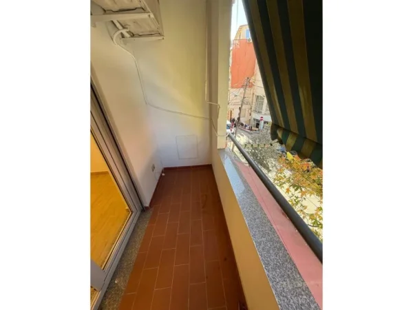 Tirane, jepet me qera ambjent biznesi Kati 2, 62 m² 750 € (Rruga e Kavajes)