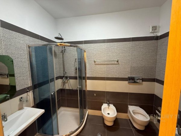 Tirane, jepet me qera ambjent biznesi Kati 2, 62 m² 750 € (Rruga e Kavajes)