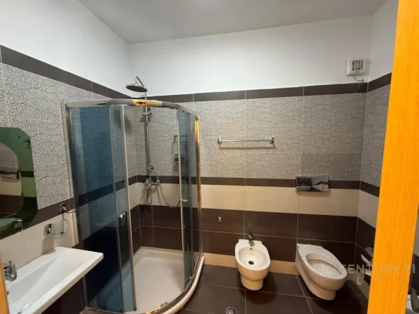 Tirane, jepet me qera ambjent biznesi Kati 2, 62 m² 750 € (Rruga e Kavajes)