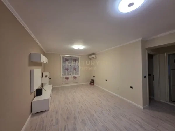 Tirane, jepet me qera apartament 2+1+Aneks+Ballkon Kati 3, 77 m² 900 € 