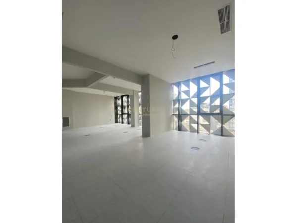 Tirane, jepet me qera zyre Kati 4, 97 m² 2.000 € 