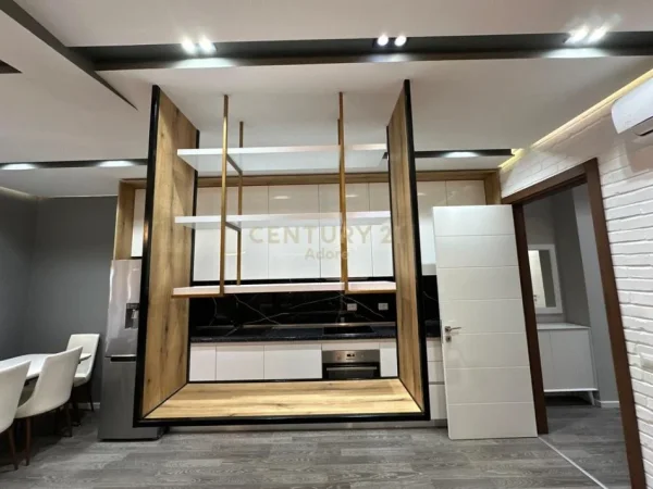 Tirane, jepet me qera apartament 3+1+Ballkon Kati 6, 140 m² 1.400 € (Kodra e Diellit)