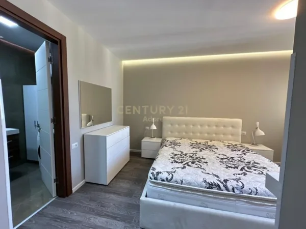 Tirane, jepet me qera apartament 3+1+Ballkon Kati 6, 140 m² 1.400 € (Kodra e Diellit)
