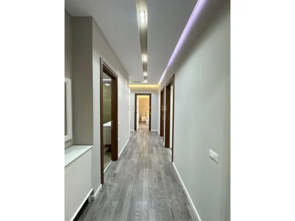 Tirane, jepet me qera apartament 3+1+Ballkon Kati 6, 140 m² 1.400 € (Kodra e Diellit)