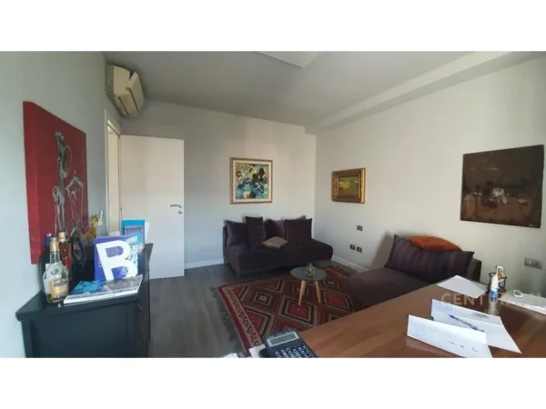Tirane, jepet me qera zyre Kati 7, 200 m² 3.000 € (Hilton)