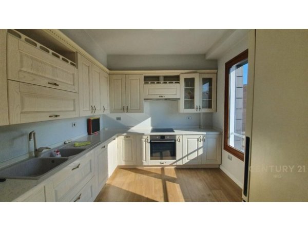 Tirane, jepet me qera zyre Kati 7, 200 m² 3.000 € (Hilton)