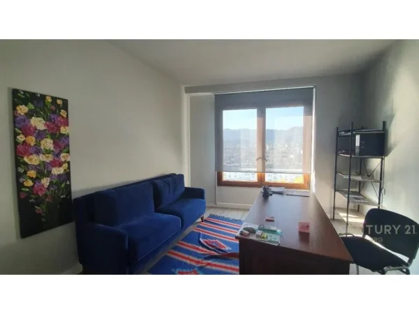 Tirane, jepet me qera zyre Kati 7, 200 m² 3.000 € (Hilton)
