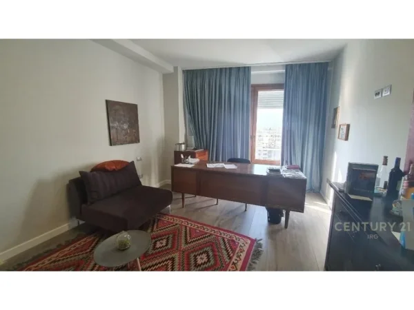 Tirane, jepet me qera zyre Kati 7, 200 m² 3.000 € (Hilton)