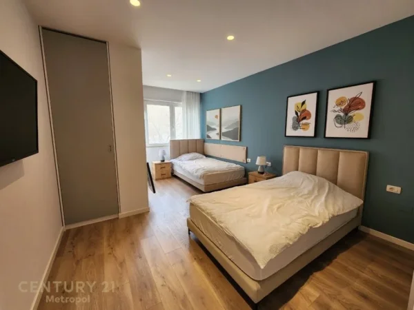 Tirane, jepet me qera apartament 2+1+Aneks+Ballkon Kati 3, 102 m² 1.000 € 