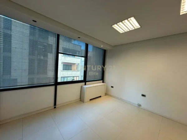 Tirane, jepet me qera zyre Kati 4, 100 m² 1.500 € (Ambassador 1)