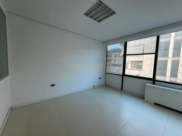Tirane, jepet me qera zyre Kati 4, 100 m² 1.500 € (Ambassador 1)