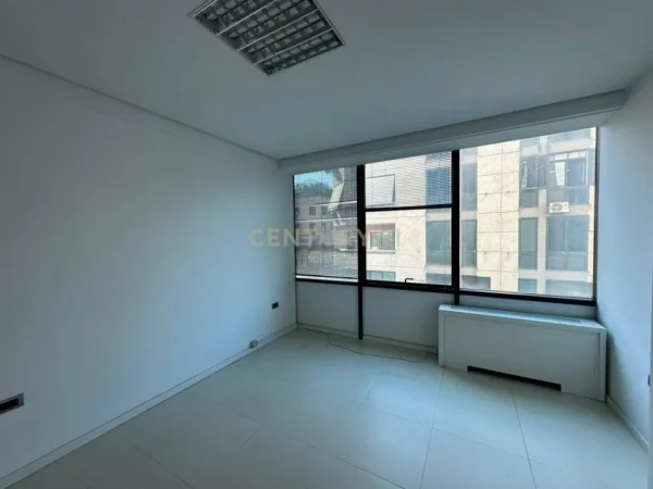 Tirane, jepet me qera zyre Kati 4, 100 m² 1.500 € (Ambassador 1)