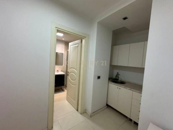 Tirane, jepet me qera zyre Kati 4, 100 m² 1.500 € (Ambassador 1)