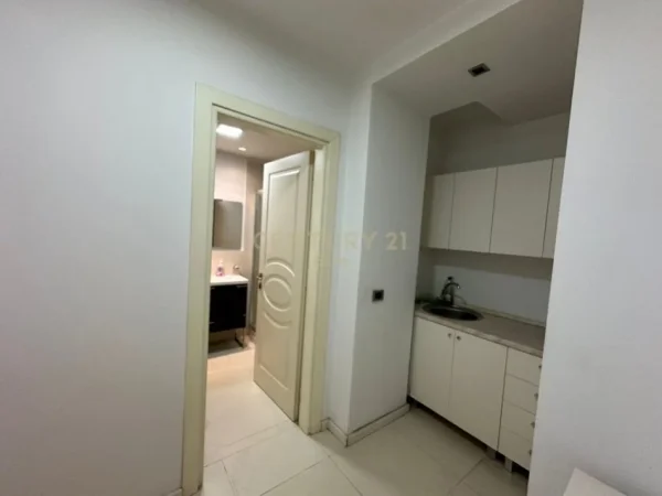 Tirane, jepet me qera zyre Kati 4, 100 m² 1.500 € (Ambassador 1)