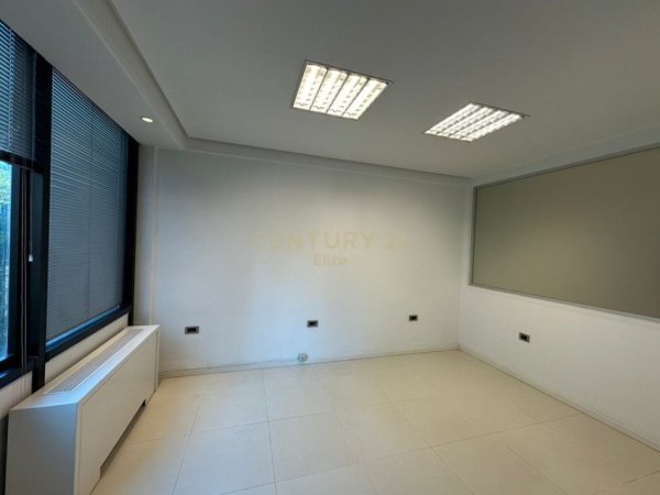 Tirane, jepet me qera zyre Kati 4, 100 m² 1.500 € (Ambassador 1)