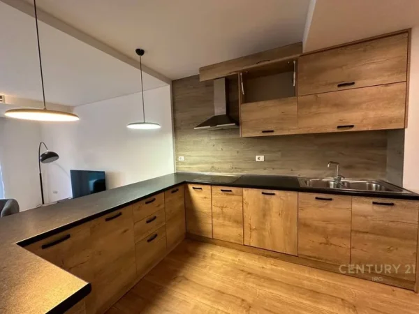 Tirane, jepet me qera Vile 2 Katshe Kati 2, 220 m² 2.500 € (Olive Grove)