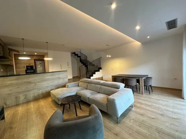 Tirane, jepet me qera Vile 2 Katshe Kati 2, 220 m² 2.500 € (Olive Grove)