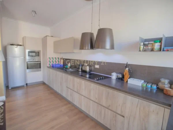 Tirane, jepet me qera apartament 2+1+Aneks+Ballkon Kati 6, 190 m² 1.950 € 