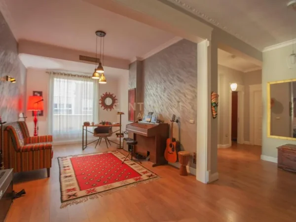 Tirane, jepet me qera apartament 2+1+Aneks+Ballkon Kati 6, 190 m² 1.950 € 