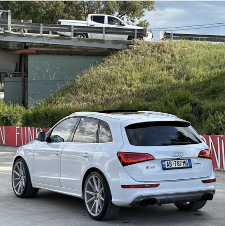 Tirane, shes SUV Audi SQ5 Benzin, e bardhë automatik Klima 180.000 km 13000€