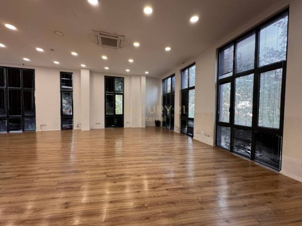 Tirane, jepet me qera zyre Kati 1, 160 m² 3.000 € (Park Gate)