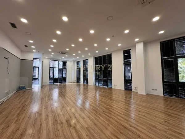 Tirane, jepet me qera zyre Kati 1, 160 m² 3.000 € (Park Gate)