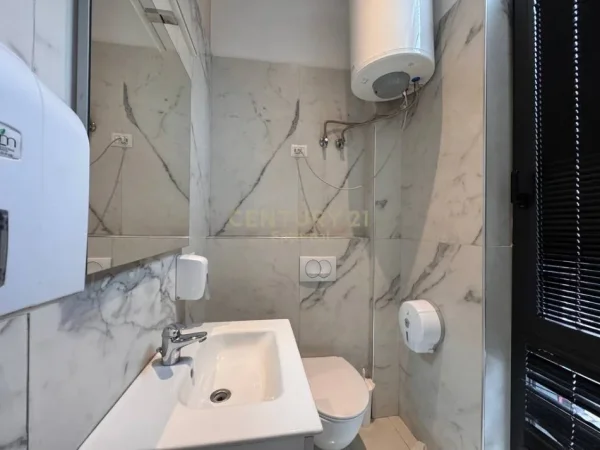 Tirane, jepet me qera zyre Kati 1, 160 m² 3.000 € (Park Gate)