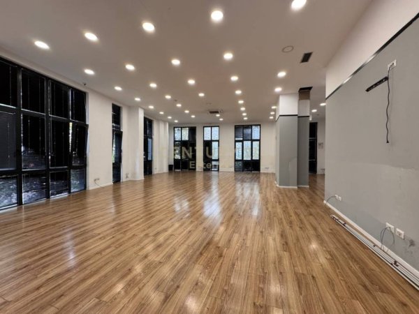 Tirane, jepet me qera zyre Kati 1, 160 m² 3.000 € (Park Gate)
