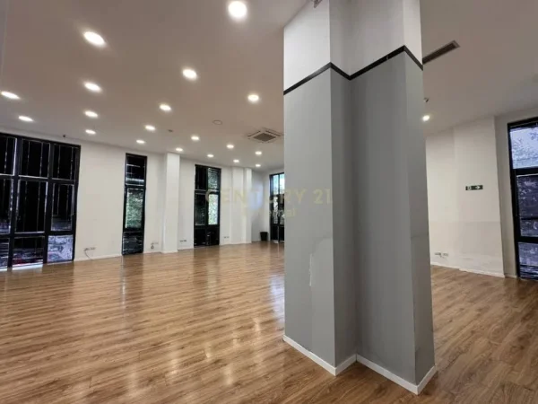 Tirane, jepet me qera zyre Kati 1, 160 m² 3.000 € (Park Gate)