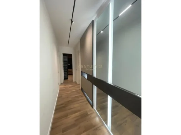 Tirane, jepet me qera apartament 1+1+Aneks+Ballkon Kati 5, 65 m² 900 € 