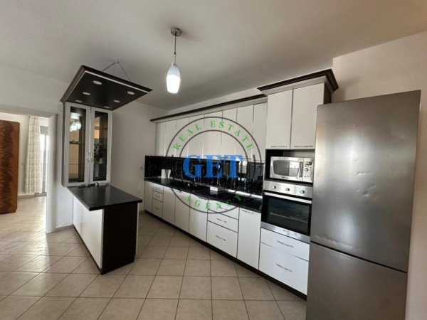 Durres, shitet apartament 3+1+Ballkon Kati 3, 125 m² 130.000 € (Stacioni i Trenit)