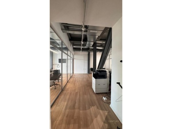 Tirane, jepet me qera zyre Kati 7, 180 m² 3.000 € 