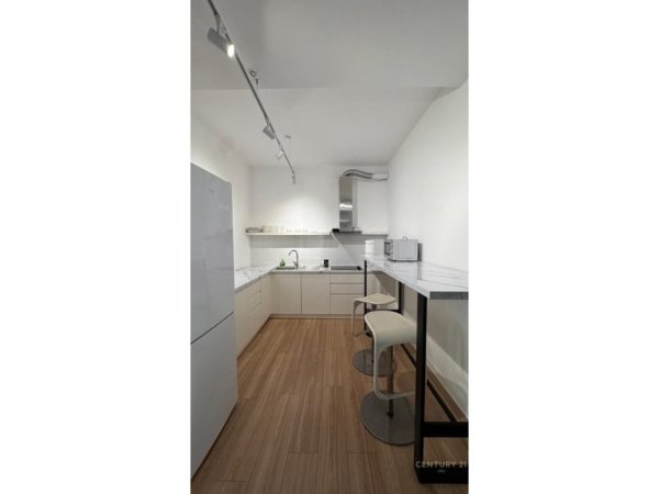 Tirane, jepet me qera zyre Kati 7, 180 m² 3.000 € 