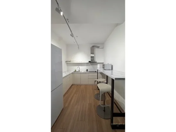 Tirane, jepet me qera zyre Kati 7, 180 m² 3.000 € 