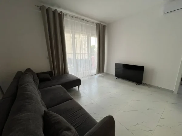 Tirane, jepet me qera apartament 1+1+Ballkon Kati 1, 67 m² 600 € (Rruga Hysni Gerbolli)