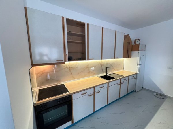 Tirane, jepet me qera apartament 1+1+Ballkon Kati 1, 67 m² 600 € (Rruga Hysni Gerbolli)