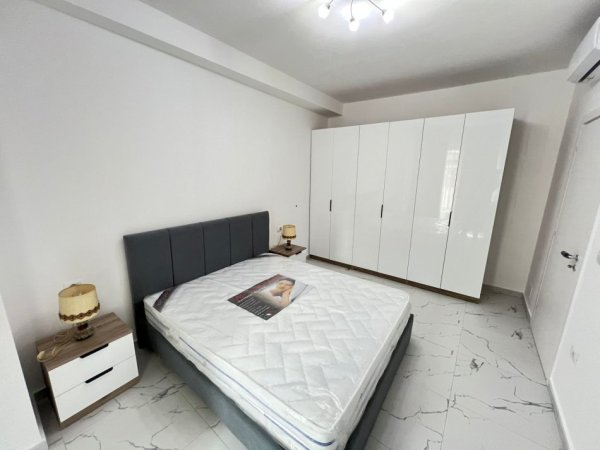 Tirane, jepet me qera apartament 1+1+Ballkon Kati 1, 67 m² 600 € (Rruga Hysni Gerbolli)