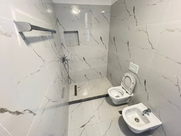 Tirane, jepet me qera apartament 1+1+Ballkon Kati 1, 67 m² 600 € (Rruga Hysni Gerbolli)