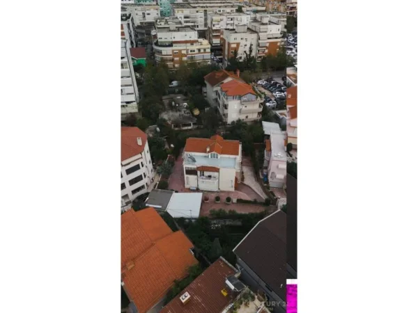 Tirane, jepet me qera Vile Kati 3, 700 m² 5.000 € (Vilat e Selitës)