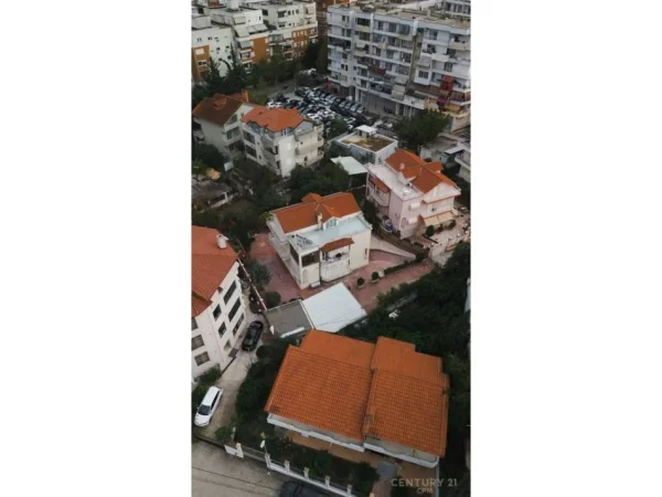 Tirane, jepet me qera Vile Kati 3, 700 m² 5.000 € (Vilat e Selitës)