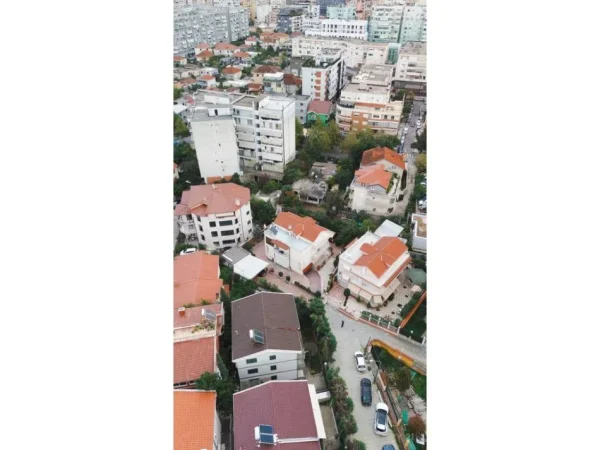 Tirane, jepet me qera Vile Kati 3, 700 m² 5.000 € (Vilat e Selitës)